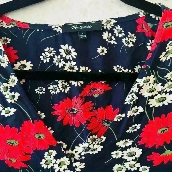 MADEWELL HILLSIDE DAISES WOMENS TIE FRONT TOP  DEEP INDIGO. V NECK, SHORT SLEEVE - Picture 2 of 9